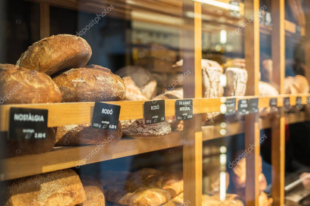 Frische Backwaren in der Auslage einer Bäckerei