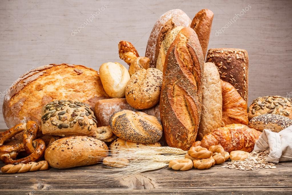 Mehrere Brote und Baguettes nebeneinander angerichtet