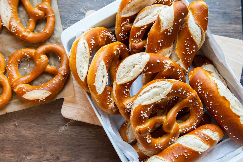 Frische Laugenbrezen und Laugengebäck auf einem Holzbrett