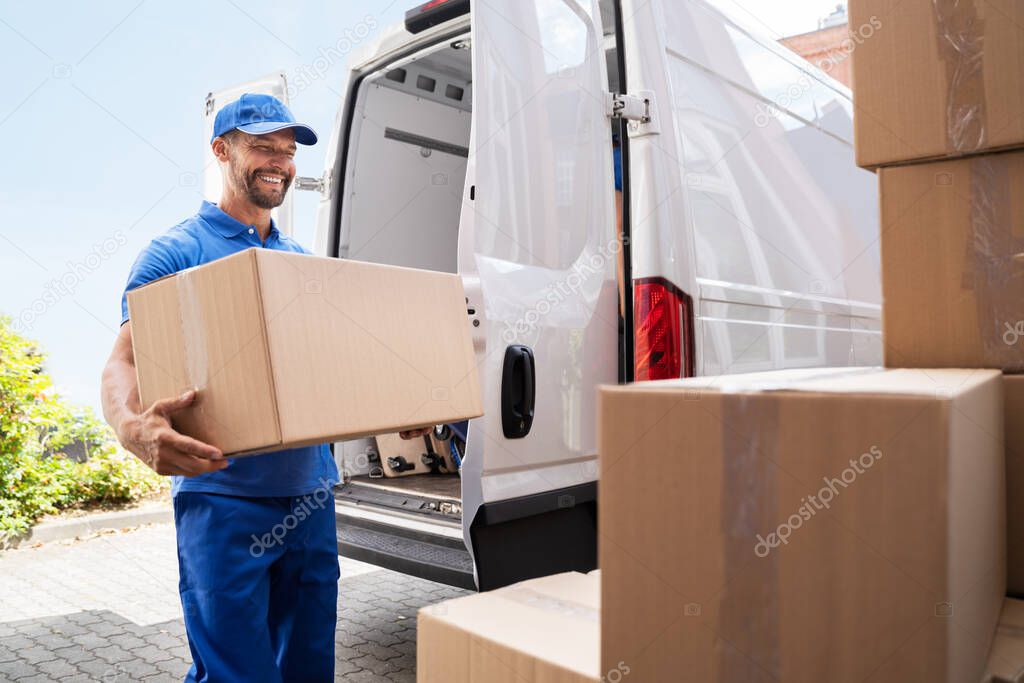 Lieferdienst bringt eine Papiertüte mit Semmeln zu einer Haustür