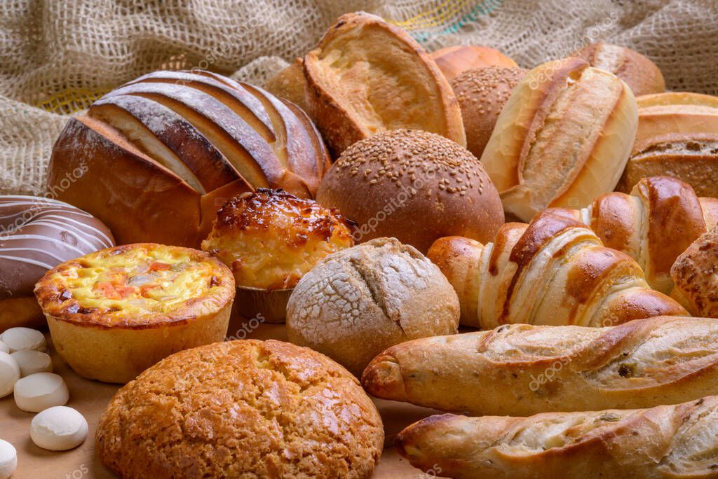 Verschiedene Semmeln und Brötchen in einem Korb