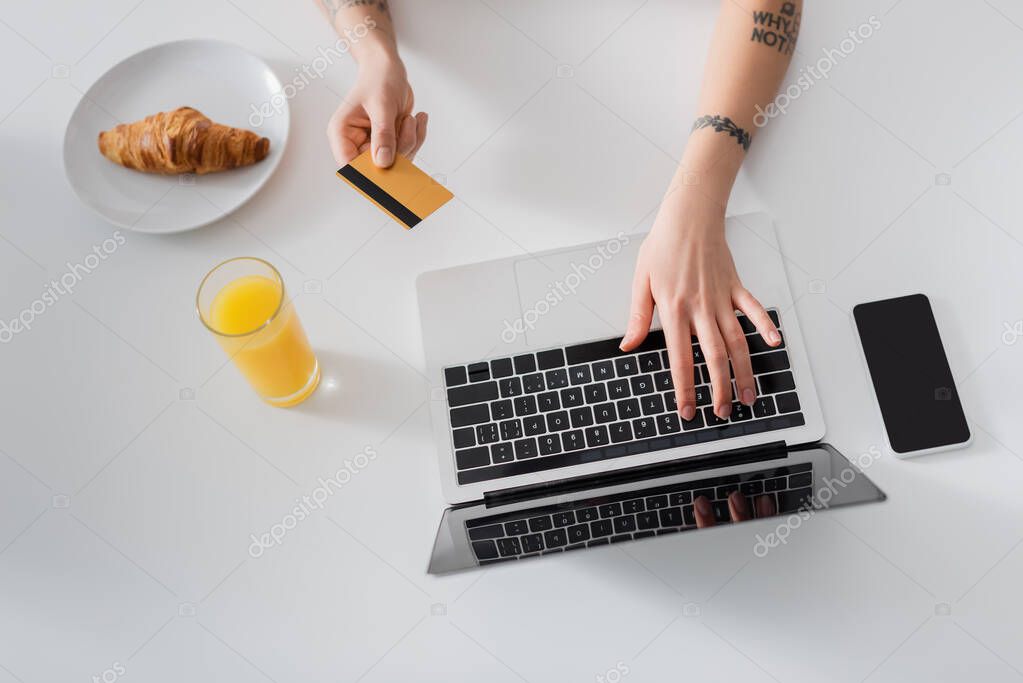 Person bestellt Backwaren online auf einem Laptop