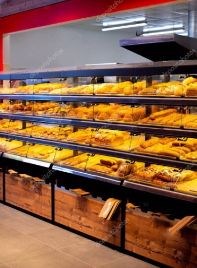 Frische Brote und Semmeln in der Auslage einer Bäckerei